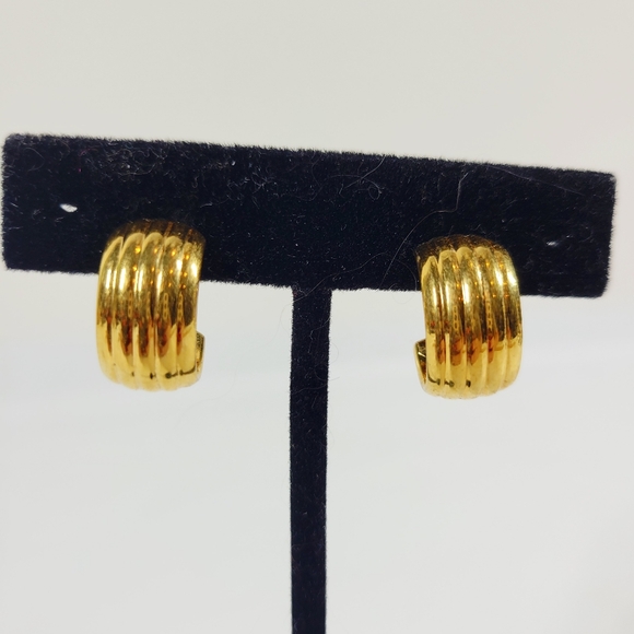 Vintage Napier Gold Tone Hoop Cuff Earrings Screw Back Old Money - Picture 1 of 7